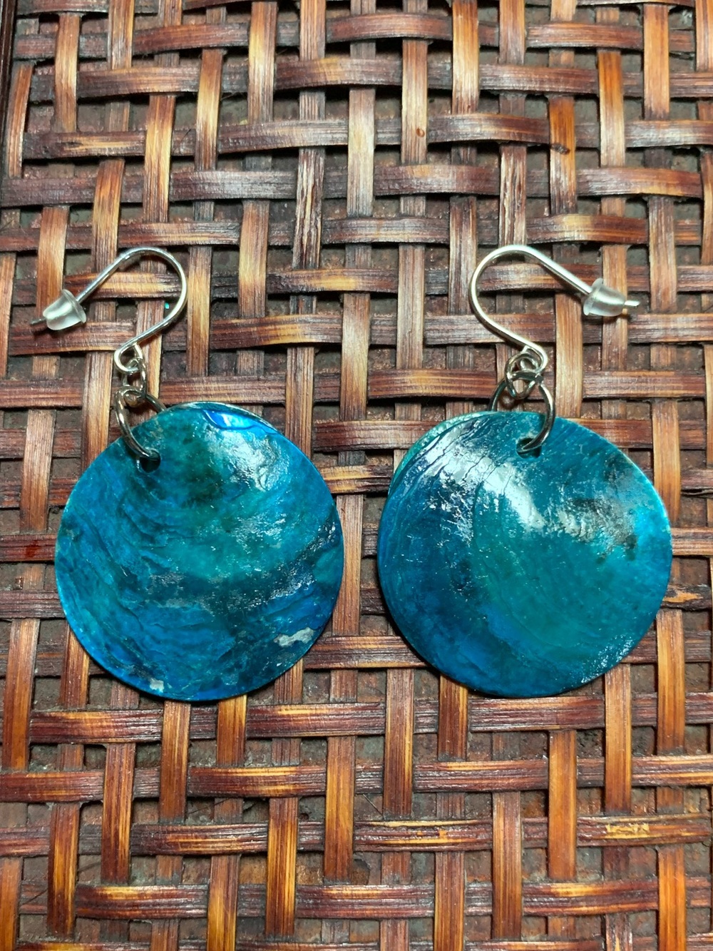 Blue shell dangle earrings - Picture 5 of 5